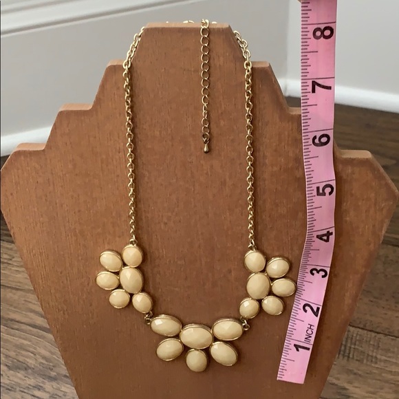 Ivory colored stone gold tone necklace - Picture 4 of 6